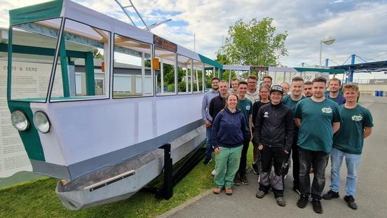 Das Team der FH Potsdam geht am Freitag in der "Offen Klasse" mit einer schwimmenden Straßenbahn an den Start.