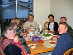Gastfamilie Genarationen beim Essen an einem Tisch