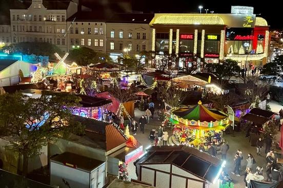 Weihnachtsmarkt und Innenstadt strahlen um die Wette.