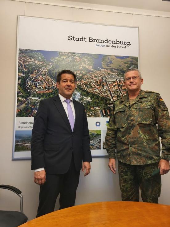 Oberbürgermeister Steffen Scheller (l.) begrüßte Generalleutnant André Bodemann im Altstädtischen Rathaus.