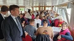 Die Rundfahrt startete mit Kaffee und Kuchen unter Deck und wurde an frischer Luft fortgesetzt.