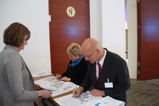 Oberbürgermeisterin Dr. Dietlind Tiemann und der Vorsitzende der Arbeitsgemeinschaft Landrat Stephan Loge (Landkreises Dahme-Spreewald) unterzeichnen die Gründungsurkunde