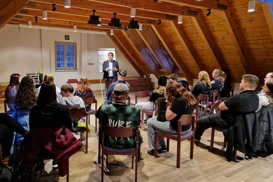 Oberbürgermeister Steffen Scheller mit seinen jungen Gästen im Saal des "Cafe contact".