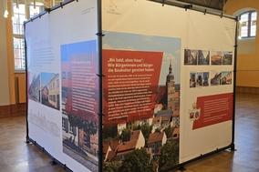 Mit großen Würfeln und übersichtlich gestalteten Planen wird ein guter Überblick über 35 Jahre Städtebauförderung gegeben.