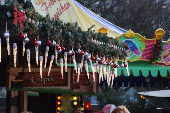 Tannenzapfen an weihnachtlich geschmückten Buden