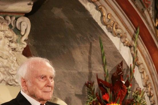 Vicco von Bülow beim Festakt in der St. Gotthardtkirche