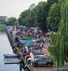 Schnell füllte sich das Festgelände, hier das Salzhofufer.