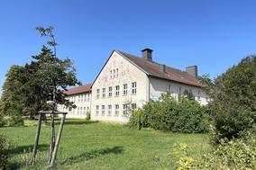 Die Georg-Klingenberg-Grundschule mit grünem Außengelände.