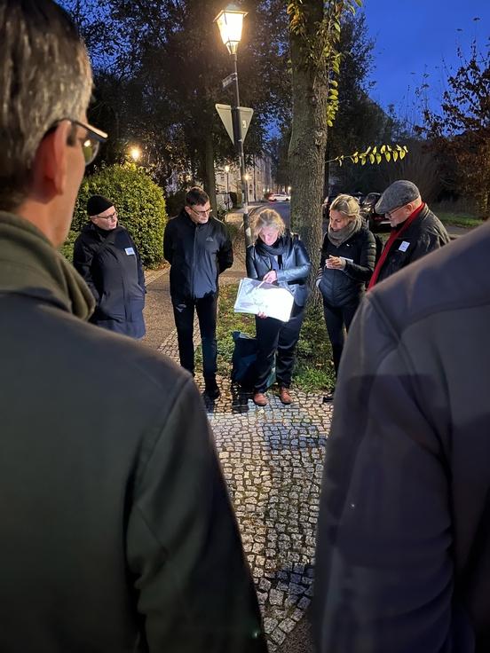 Amtsleiterin Frau Albrecht erklärt den Rahmenplan