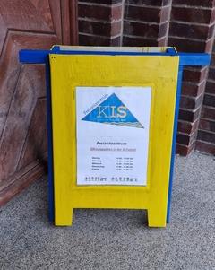 Die Tafel zeigt, wo das KIS in der Havelschule zu finden ist und wann es geöffnet hat.