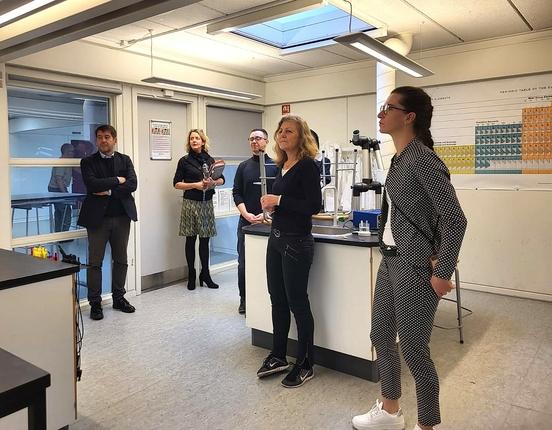 Besuch in der Schule (Physik- und Chemiekabinett)