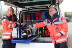 Dr. Hochstatter und sein Kollege Herr Berger zeigen die Ausstattung der neuen Fahrzeuge