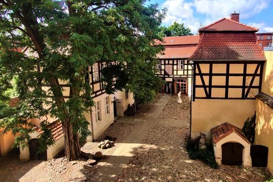 Im wunderschönen Museumshof lässt es sich wunderbar bummeln, schauen und Musik genießen, im Garten gibt es Kaffee und Kuchen und Kinderprogramm, im Mu