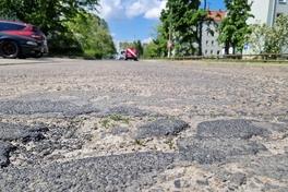 Flickwerk und Aufbrüche prägen die Fahrbahn der Prignitzstraße.