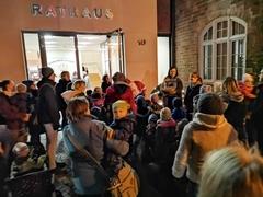 Schon im letzten Jahr öffneten die Azubis und Studierenden der Stadtverwaltung die Rathaustüren für den Adventskalender