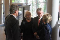 Oberbürgermeisterin gratuliert im Beisein von Ehrenbürger Prof. Dr. Dr. Wolfgang Huber (li) dem OLG-Präsident (re) zum Jubiläum