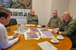 Oberbürgermeister Steffen Scheller und Meik Fabian im Gespräch mit Lutz Laskowsky vom Bürgerverein Neuendorf und mit Jäger Detlef Gericke.