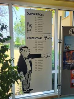 Auch das Wegeleitsystem in der Musikschule trägt die Handschrift Vicco von Bülows.