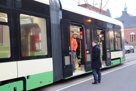 OB Scheller im Gespräch mit Schaulustigen, die sich die Bahn auch von innen ansehen konnten