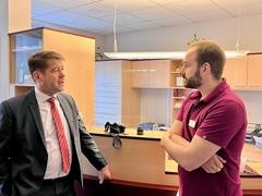 Zwei Männer im Gespräch.