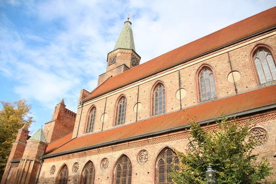 Seitenansicht der Domkirche mit Kirchturm