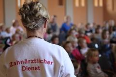 Alles gut vorbereitet und im Blick haben die Mitarbeiterinnen vom Zahnärztlichen Dienst!