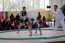 Kampfszene mit zwei Mädchen