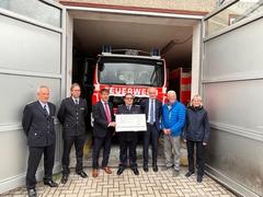 Gruppenfoto mit Scheck.