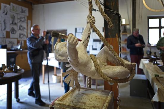 Foto mit Engel im Vordergrund im Atelier von Dirk Harms.