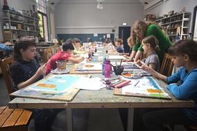 Auch im Kurs von Jessica Dörhöfer wird in der Wredow-Kunstschule derzeit fleißig für den 22. Brandenburger Märchenwettbewerb gemalt.