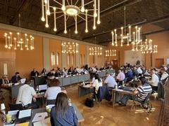 Die beiden größten Fraktionen sind die CDU/FDP mit 12 Sitzen und die AFD mit 11 Sitzen.