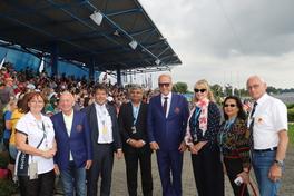 Oberbürgermeister Steffen Scheller mit Botschaftern bei der Drachenboot-WM.