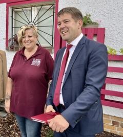 Oberbürgermeister Steffen Scheller mit einer der langjährigen Unterstützerinnen des Vereins Griseldis Grey.
