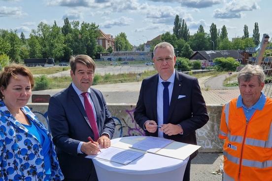 Oberbürgermeister Steffen Scheller und Infrastrukturminister Rainer Genilke unterzeichneten die Absichtserklärung zum Bau der Brücke.