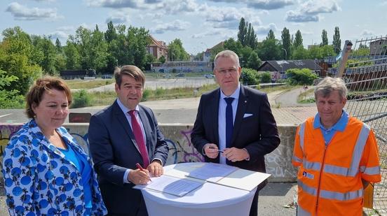 Oberbürgermeister Steffen Scheller und Infrastrukturminister Rainer Genilke unterzeichneten die Absichtserklärung zum Bau der Brücke.