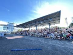 Die Tribüne war zur Eröffnung gut gefüllt