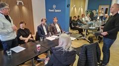 Oberbürgermeister inmitten der Händlerschaft, die sich auf STG-Initiative Gedanken über die Innenstadt machte.