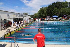 Ein Mann steht am Beckenrand