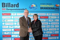 Ceulemans und Blawid EM-Organisatorin Helga Blawid begrüßt Billard-Legende Raymond Ceulemans.
