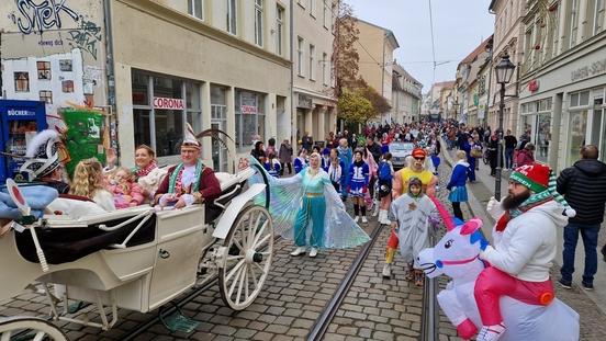 Weiter ging es durch die Hauptstraße.