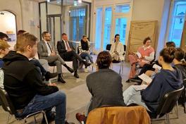 Die kommunikative Runde der ersten Kinder- und Jugendsprechstunde.