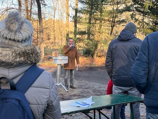 Bürgermeister Michael Müller eröffnete das Pflanzfest im Bürgerwald am Eichendorffweg.