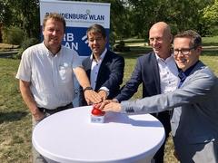 v.l.n.r. Gunter Haase (Geschäftsführer StBW), Oberbürgermeister Steffen Scheller, Uwe Müller (Geschäftsführer StWB), Stefan Tiemann (Geschäftsführer der RFT kabel)