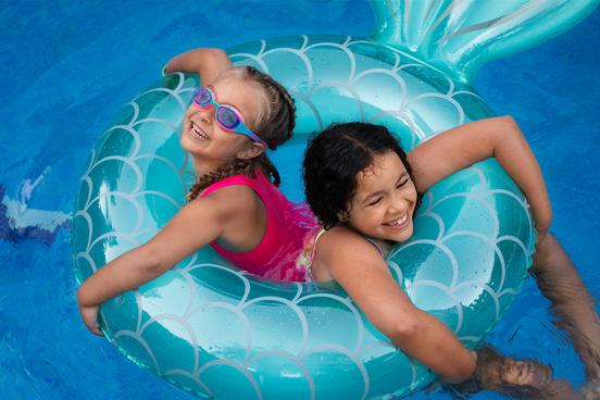 Zwei Mädchen in einem Schwimmreifen.