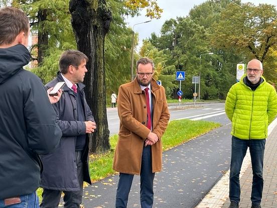Oberbürgermeister Steffen Scheller, Bürgermeister Michael Müller und Peter Reck, Fachbereich Straßen und Brücken bei der symbolischen Freigabe.