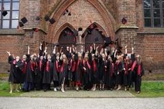 Gruppenfoto der Absolventinnen und Absolventen.