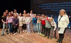 Kerstin Neitzel, Regionalleiterin der Fielmann AG, bekam es bei ihrer Preisübergabe mit einer ganzen Klasse zu tun – der 5d der Wilhelm-Busch-Schule.