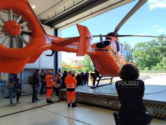 Der Rettungshubschrauber wurde von vielen Besuchern besichtigt