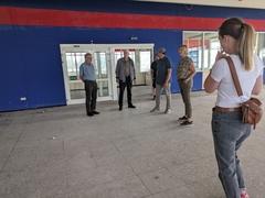 5 personen im sanierungsbedürftigen Raum