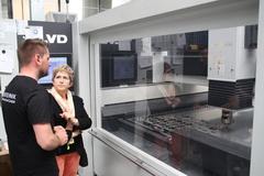 Matthias Gartensleben erklärt der Oberbürgermeisterin die Funktionsweise der Maschine.